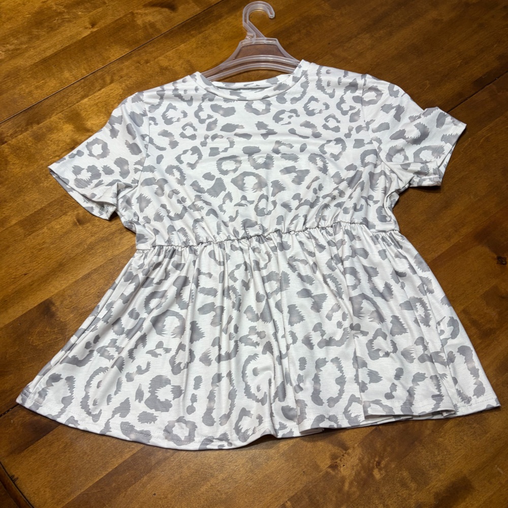 SHEIN Grey and White Leopard Print Top